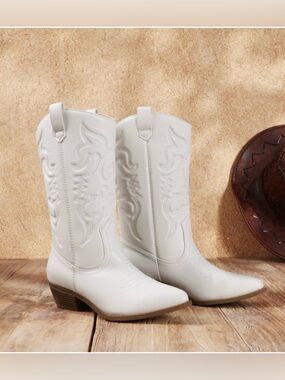 Cute White Western Cowboy Boots like new with box